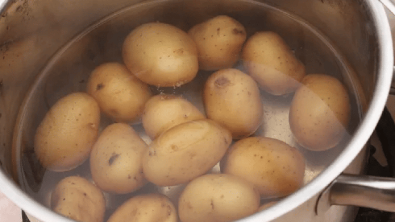 Foto - Daha diri olması için... Patates haşlarken yapılan bu hata tüm lezzeti bozuyor!