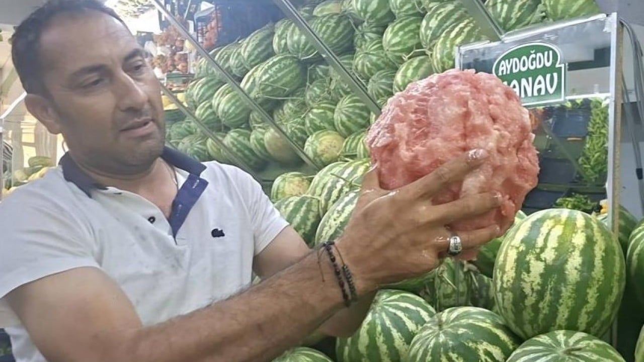Daha önce böylesini görmediniz! Eliyle karpuz soyan manav gündem oldu