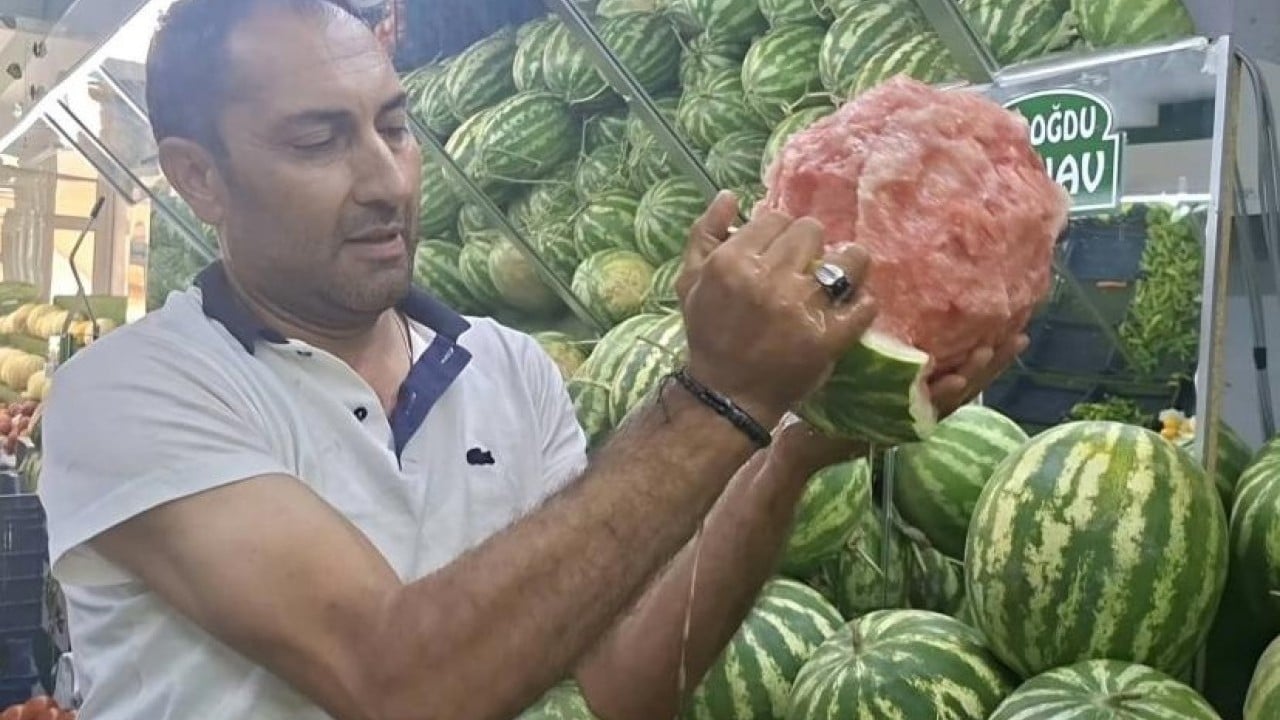 Foto - Daha önce böylesini görmediniz! Eliyle karpuz soyan manav gündem oldu