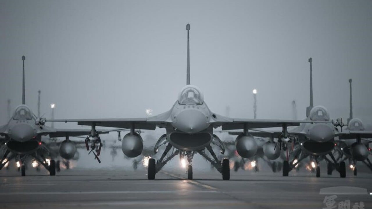 Foto - Daha yeni modernize edilmişti! F-16 savaş uçağı denize çakıldı