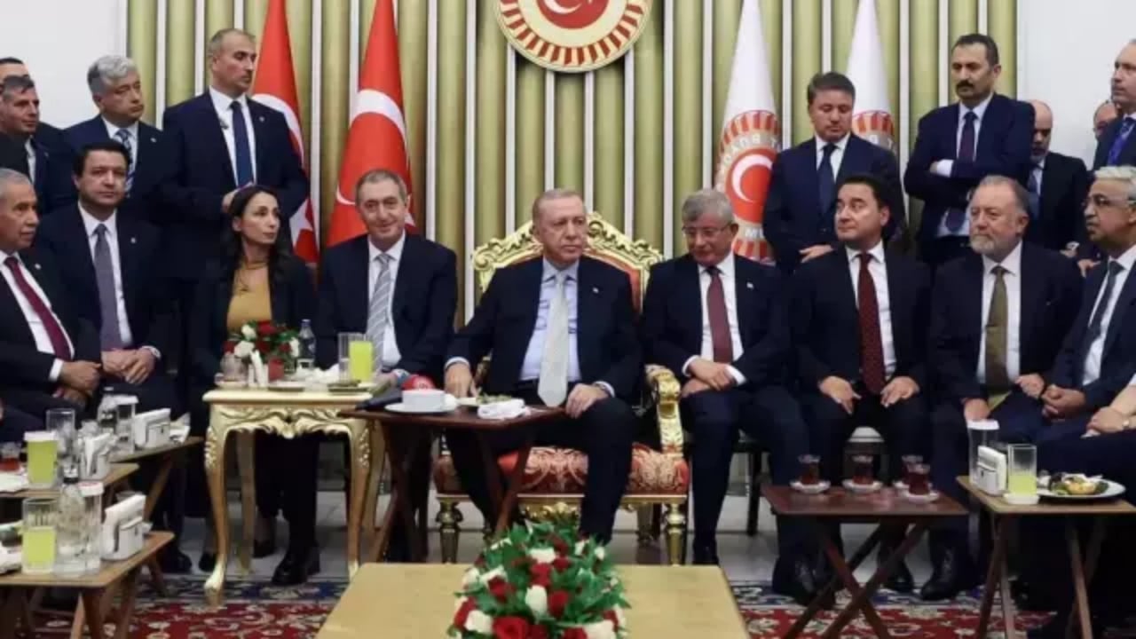 Foto - Davutoğlu’ndan AK Parti’ye dönüş sinyali: Bunu derlerse, bir an bile düşünmem, giderim
