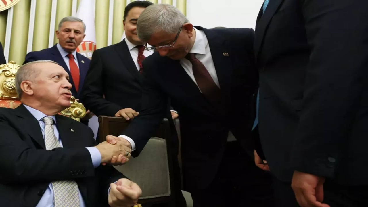 Foto - Davutoğlu’ndan AK Parti’ye dönüş sinyali: Bunu derlerse, bir an bile düşünmem, giderim