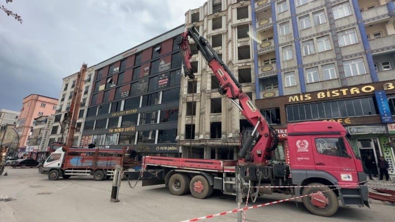 Dayanıksız yapılar yıkılıyor Yüksekova sil baştan yenileniyor