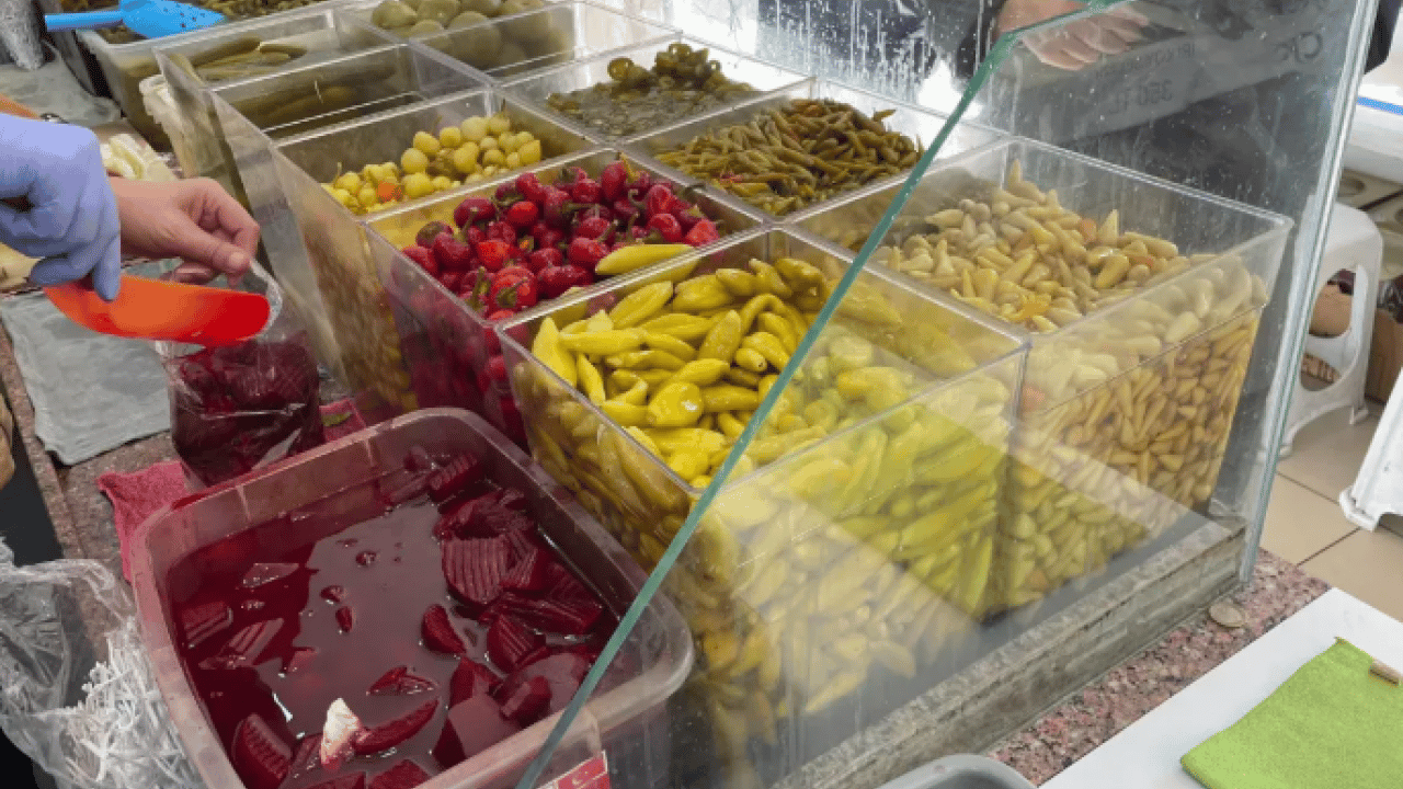 Foto - Dededen toruna 40 yıllık gelenek: Tarihi dükkan şifa dağıtıyor: Kış aylarında 90 çeşit turşuya yoğun ilgi