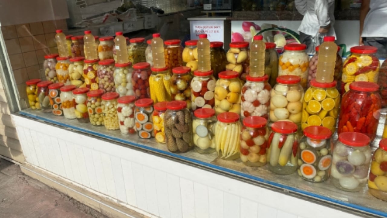 Foto - Dededen toruna 40 yıllık gelenek: Tarihi dükkan şifa dağıtıyor: Kış aylarında 90 çeşit turşuya yoğun ilgi