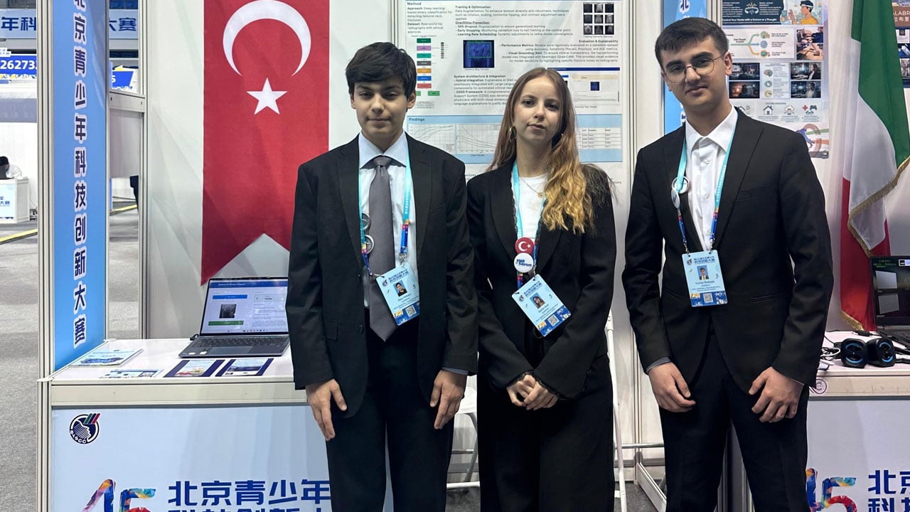 Foto - Dedesinin yaşadığı acı olaydan etkilendi! Yapay zeka destekli projeyle dünyada ikinci oldular