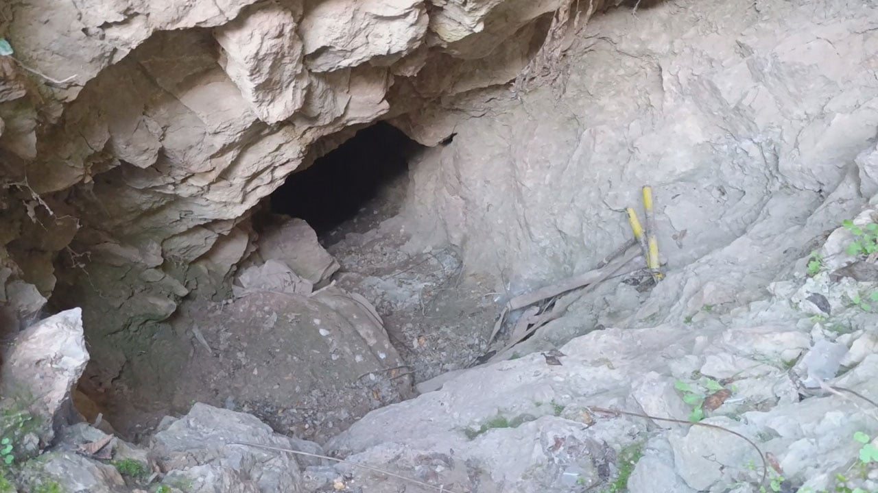 Foto - Defineciler iş başında! Ferhat Dağı’nda 15 metrelik tünel kazıldı