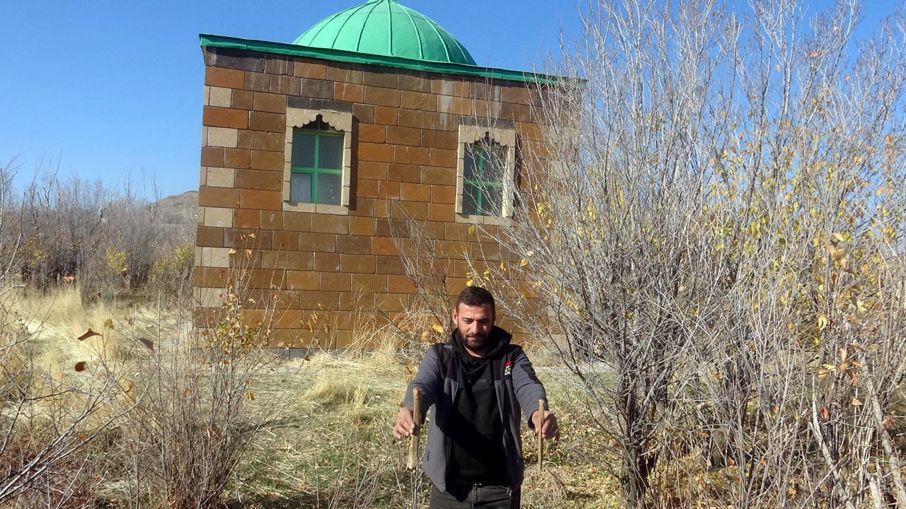 Foto - Defineciler mezar taşlarını parçaladı! 600 yıllık mezarlık bu hale geldi