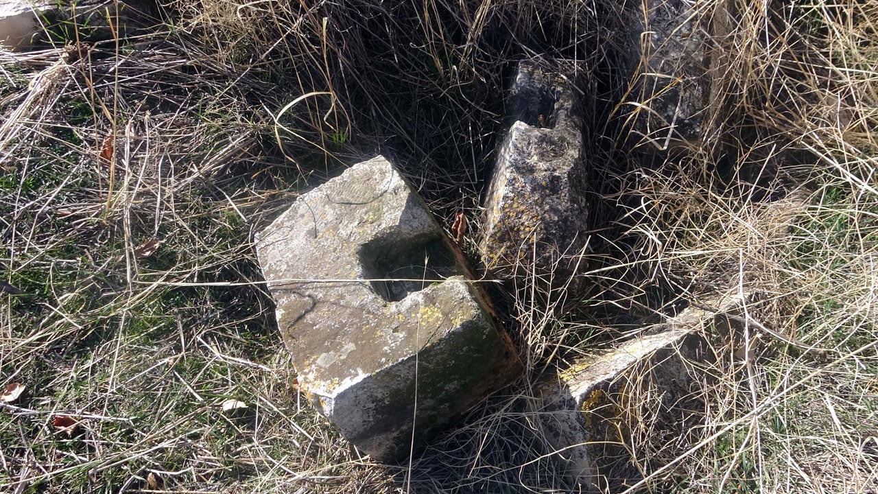 Foto - Defineciler mezar taşlarını parçaladı! 600 yıllık mezarlık bu hale geldi