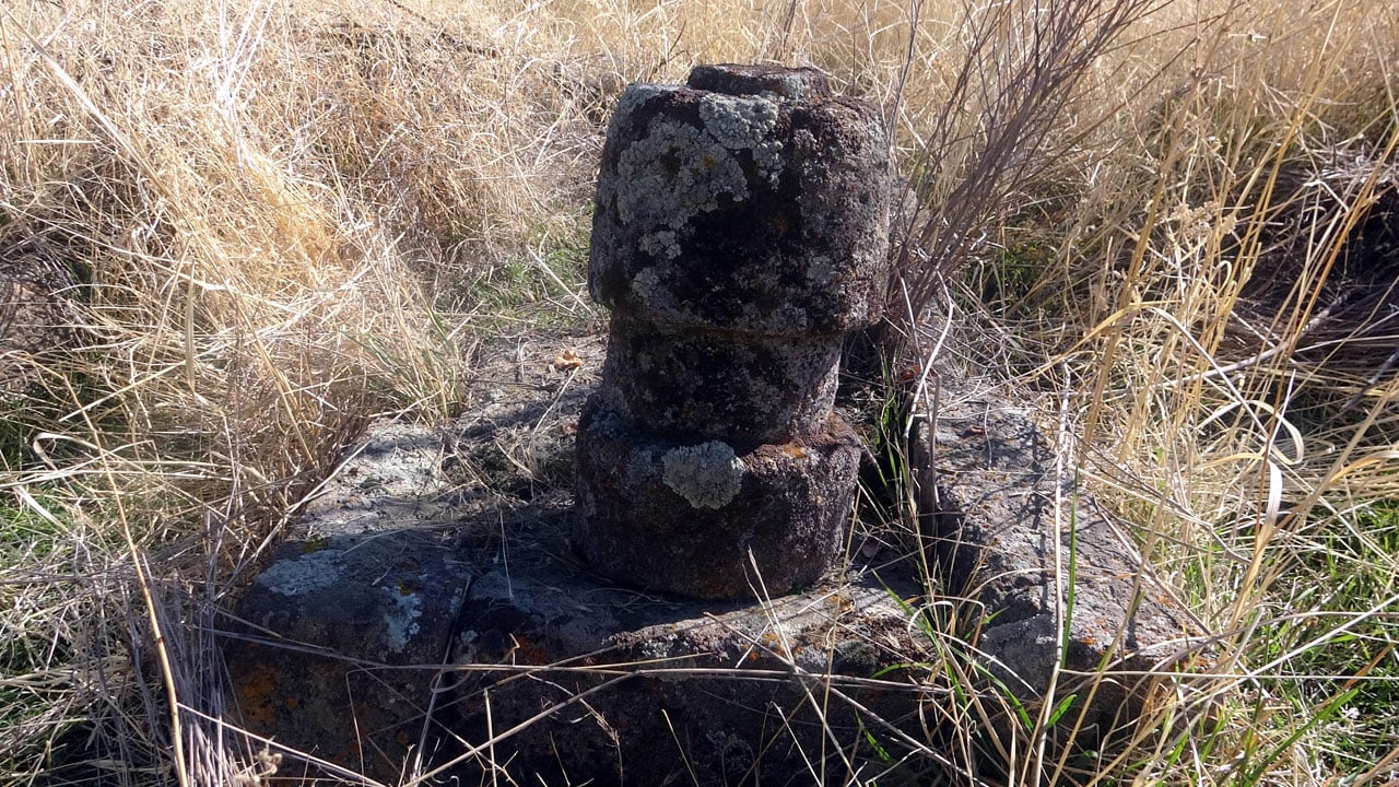 Defineciler mezar taşlarını parçaladı! 600 yıllık mezarlık bu hale geldi