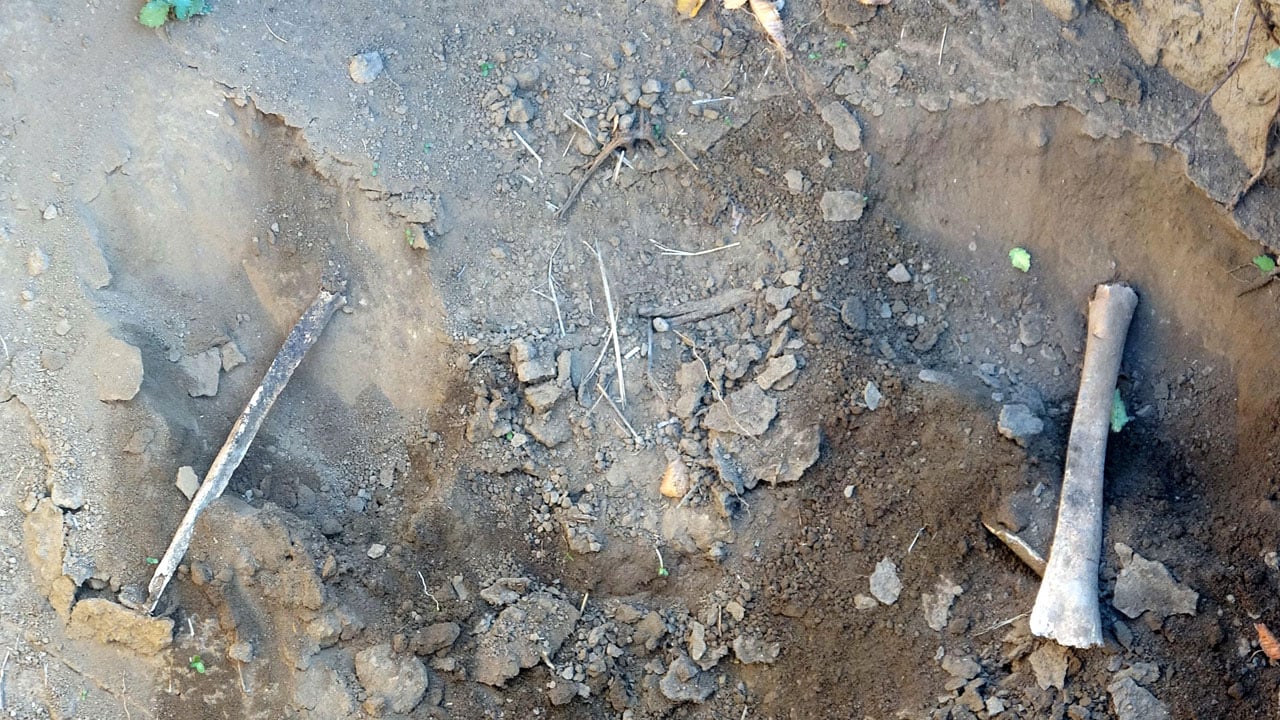 Foto - Defineciler mezar taşlarını parçaladı! 600 yıllık mezarlık bu hale geldi