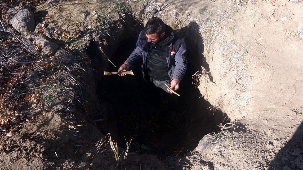 Foto - Defineciler mezar taşlarını parçaladı! 600 yıllık mezarlık bu hale geldi