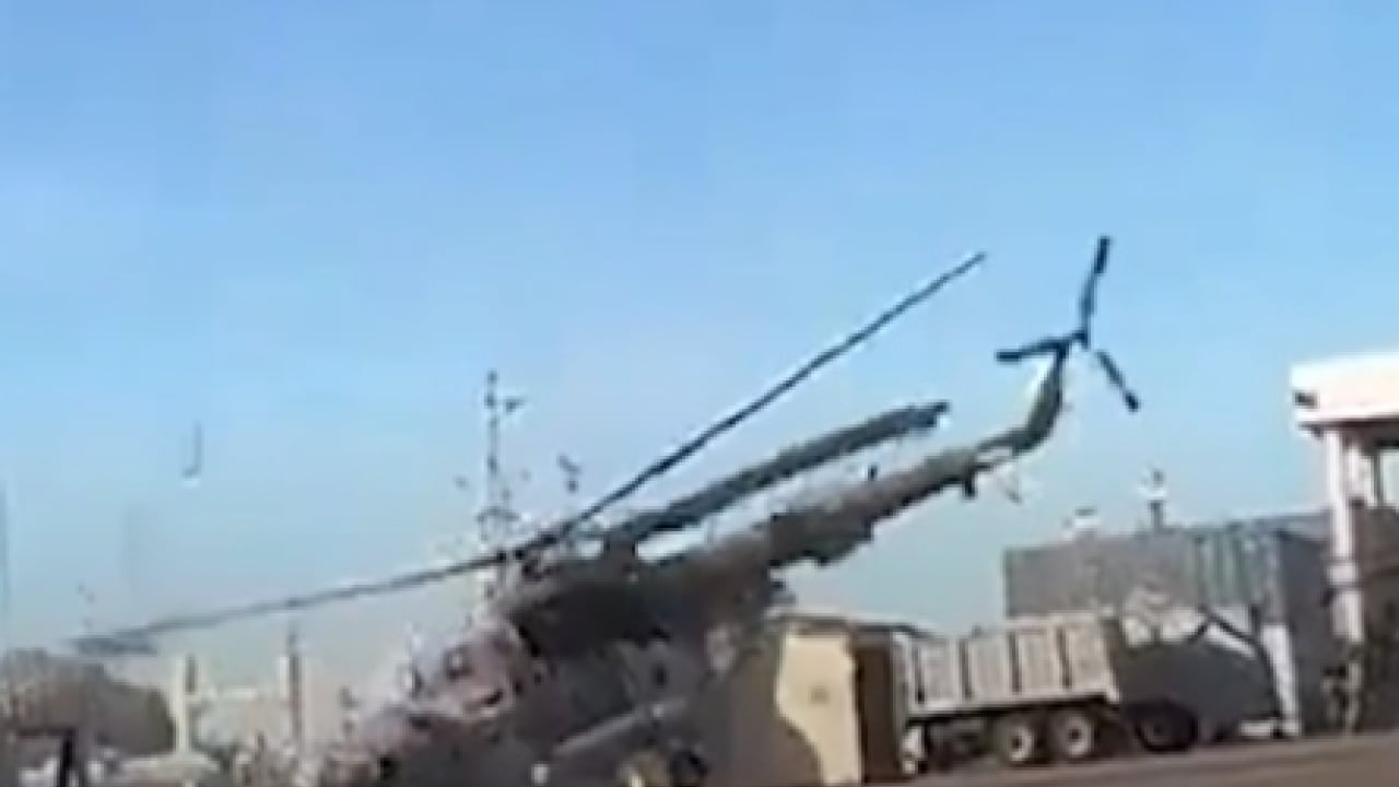 Foto - Dehşet anları saniye saniye kaydedildi! Askeri helikopter, kalkıştan hemen sonra yere çakıldı