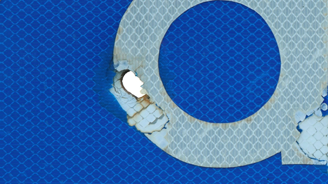 Foto - Delik deşik ettiler! Silahlı magandalar bu kez tabelaları hedef aldı