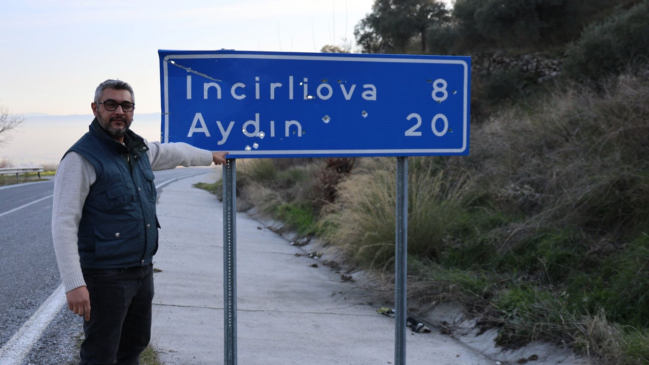 Delik deşik ettiler! Silahlı magandalar bu kez tabelaları hedef aldı