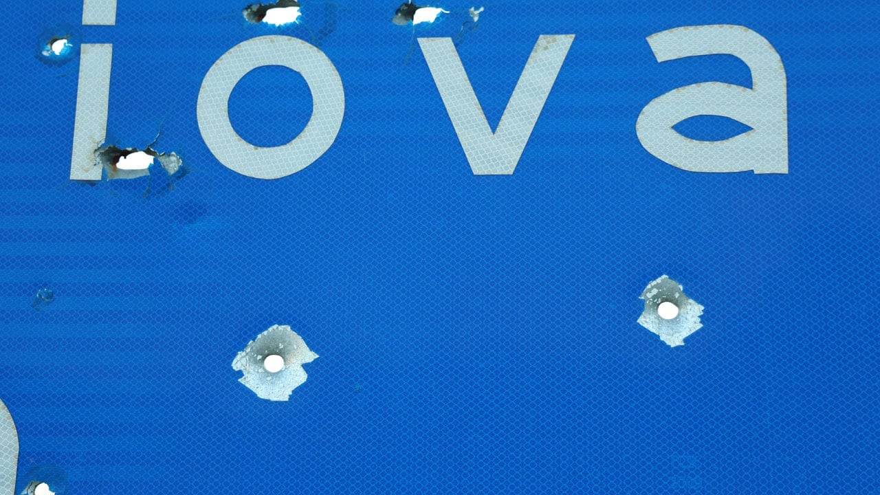 Foto - Delik deşik ettiler! Silahlı magandalar bu kez tabelaları hedef aldı