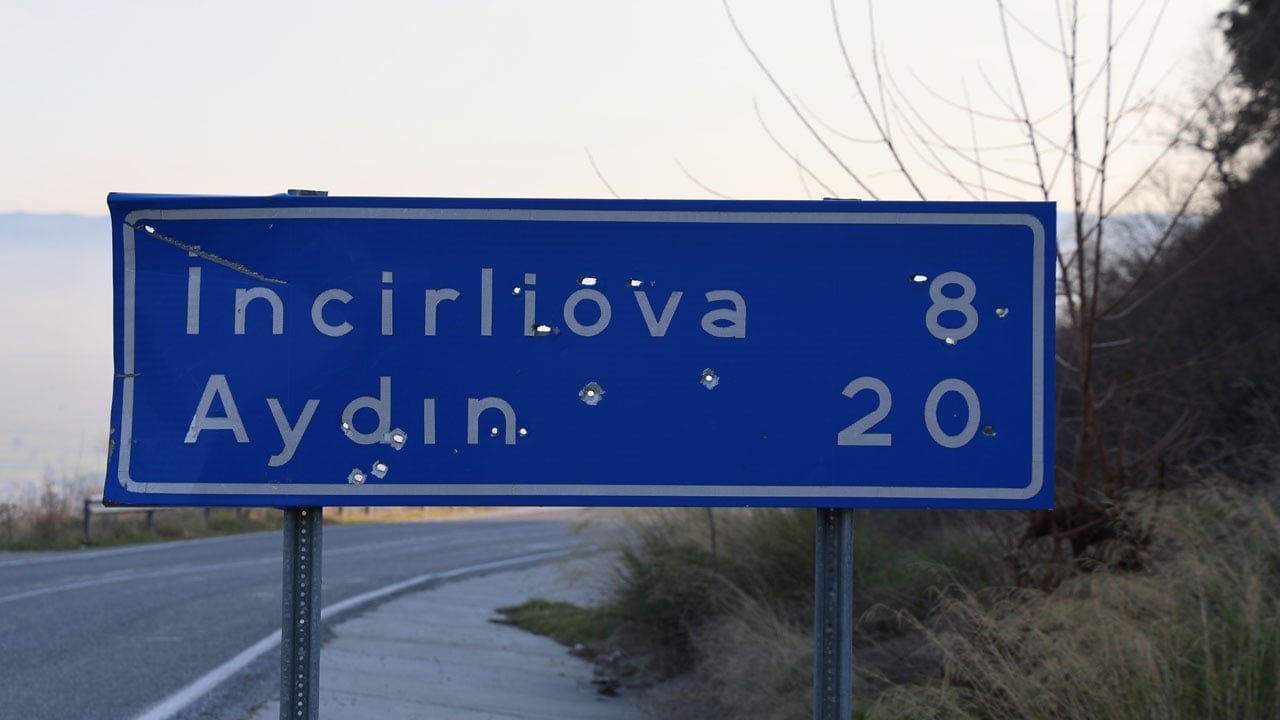 Foto - Delik deşik ettiler! Silahlı magandalar bu kez tabelaları hedef aldı