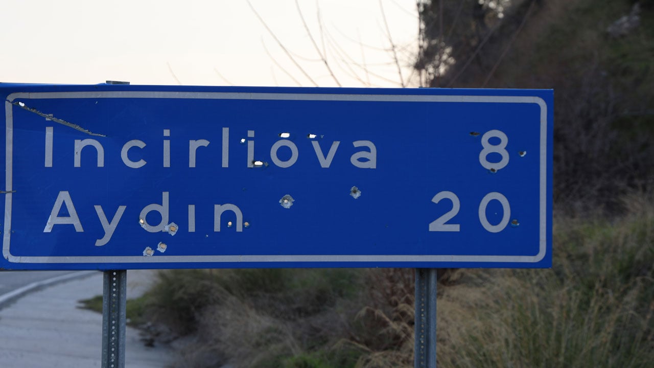 Foto - Delik deşik ettiler! Silahlı magandalar bu kez tabelaları hedef aldı