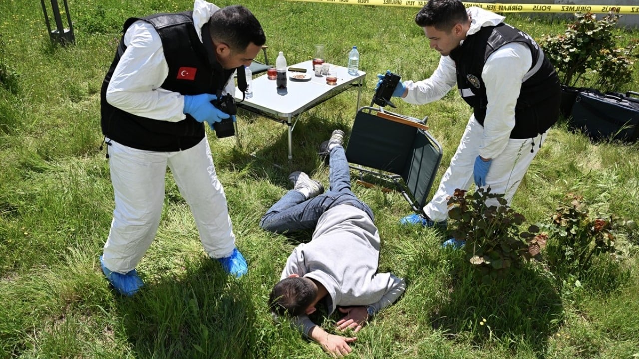 Foto - Deliller arasında zorlu mesai En ufak ipucunu bile gözden kaçırmıyorlar