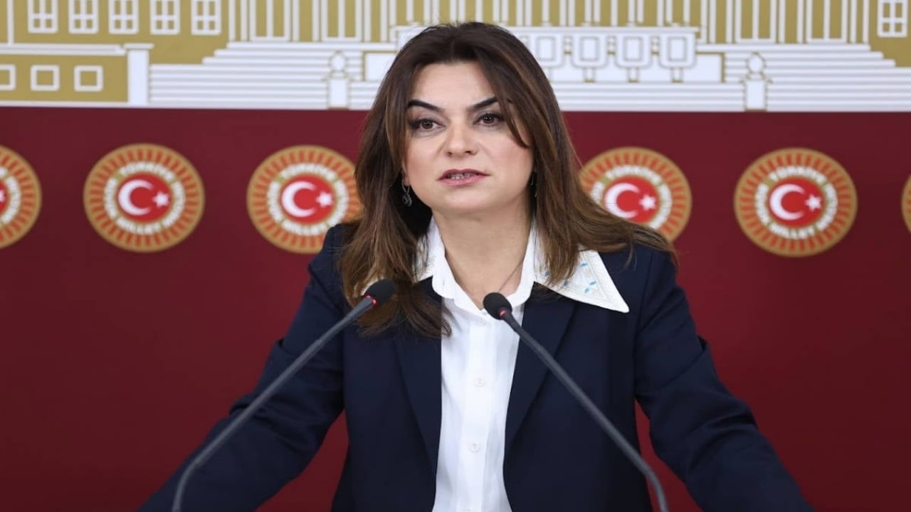 Foto - DEM Parti’yi küplere bindiren görüntü: Cem Ersever kostümüyle sahneye çıktı, ortalık fena karıştı
