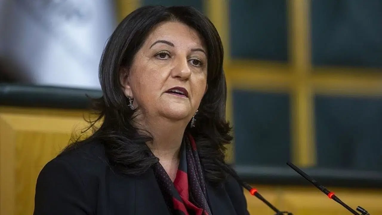 Foto - DEM Parti’yi küplere bindiren görüntü: Cem Ersever kostümüyle sahneye çıktı, ortalık fena karıştı