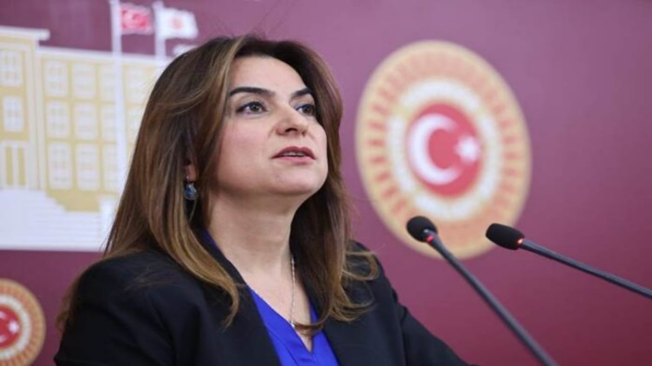 Foto - DEM Parti’yi küplere bindiren görüntü: Cem Ersever kostümüyle sahneye çıktı, ortalık fena karıştı