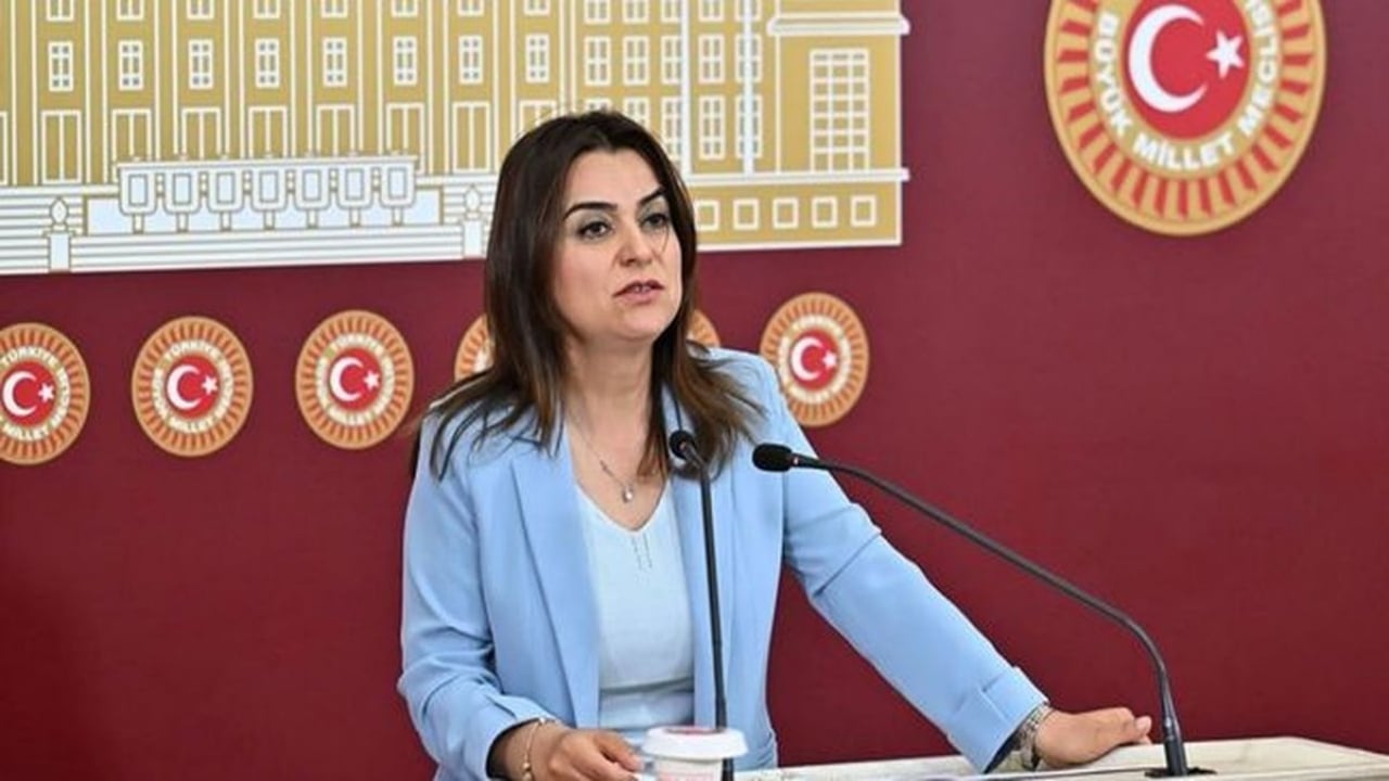 Foto - DEM Parti’yi küplere bindiren görüntü: Cem Ersever kostümüyle sahneye çıktı, ortalık fena karıştı
