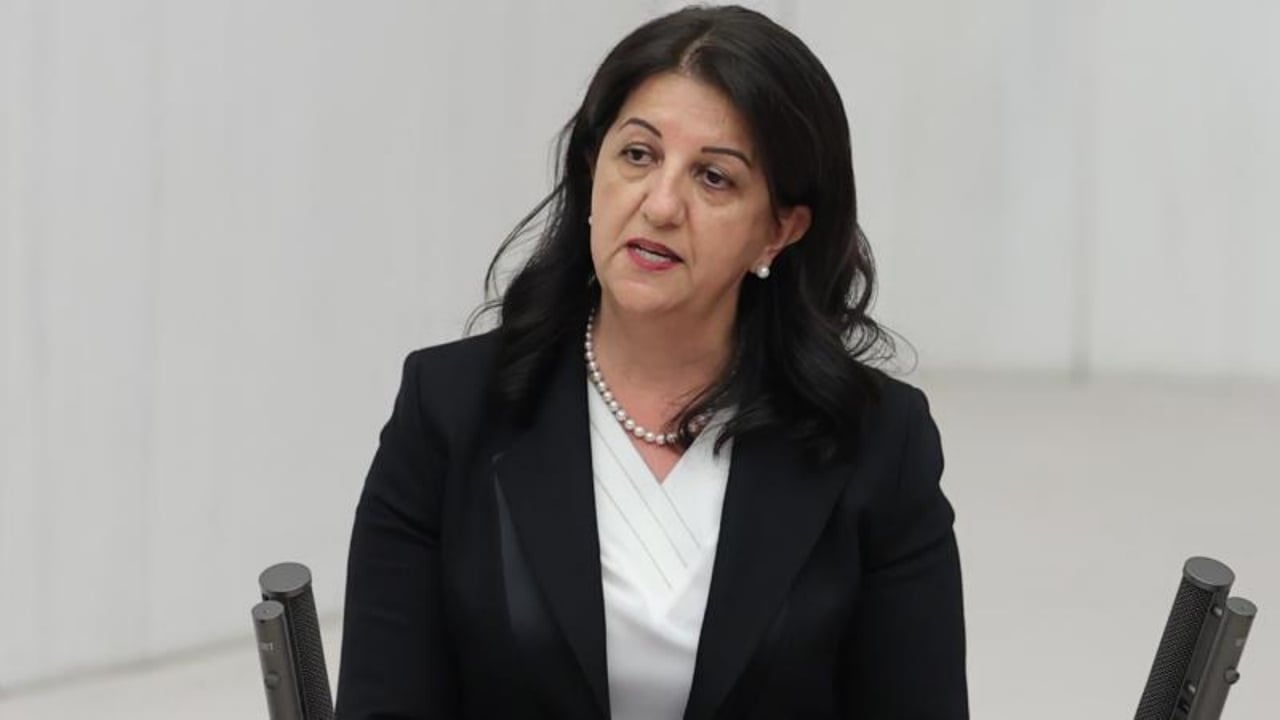 Foto - DEM Parti’yi küplere bindiren görüntü: Cem Ersever kostümüyle sahneye çıktı, ortalık fena karıştı