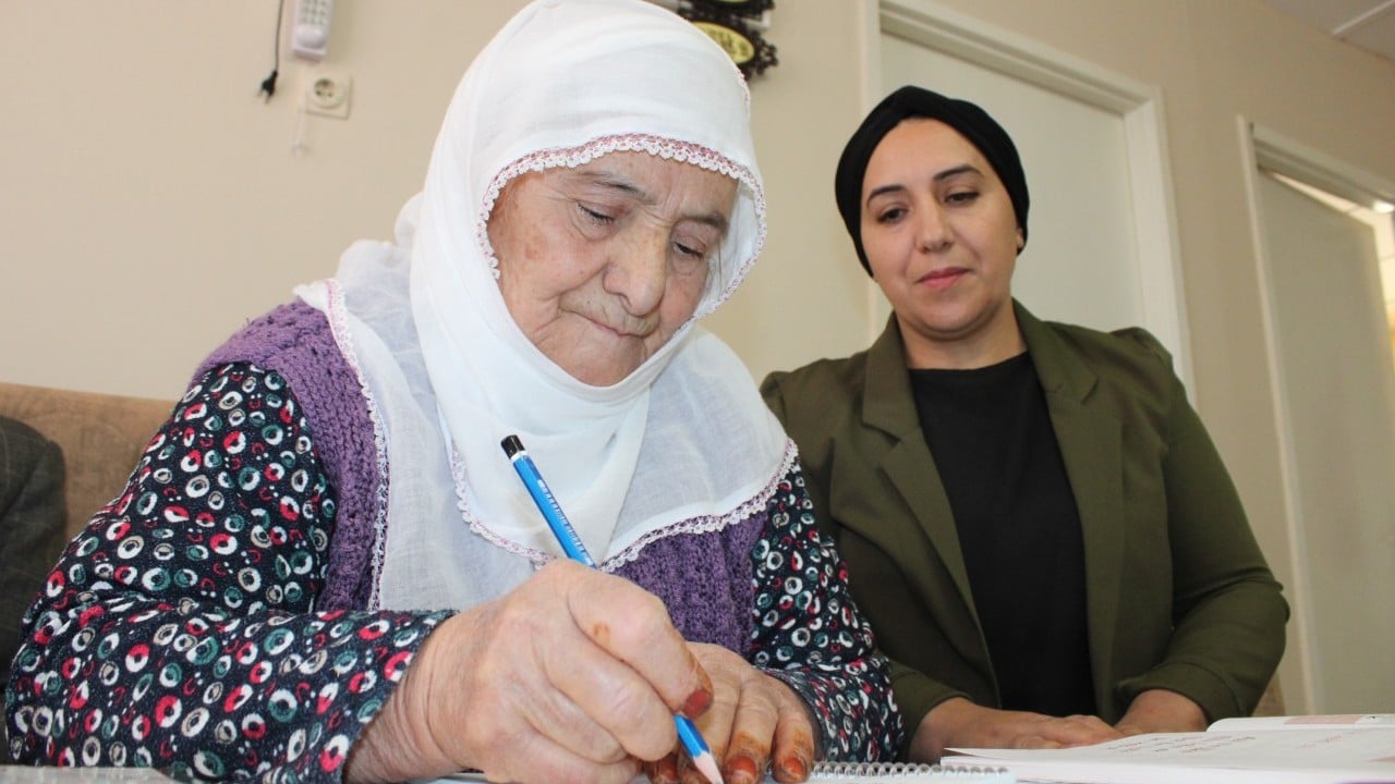 Foto - Demek ki öğrenmenin yaşı yokmuş: Eşinden fırça yiyen kadın öyle bir şey yaptı ki..