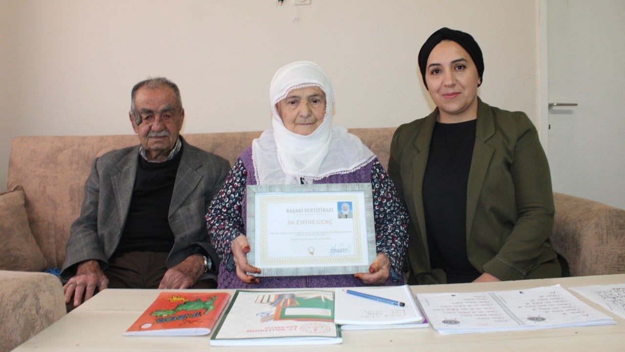 Foto - Demek ki öğrenmenin yaşı yokmuş: Eşinden fırça yiyen kadın öyle bir şey yaptı ki..