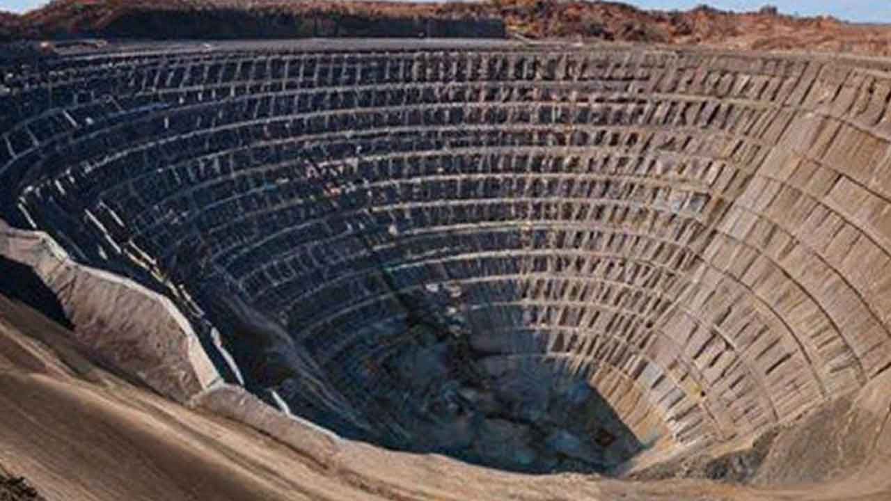 Foto - Demir madeni şehrin sonunu getirdi: Kent davasa saatli bombaya dönüştü