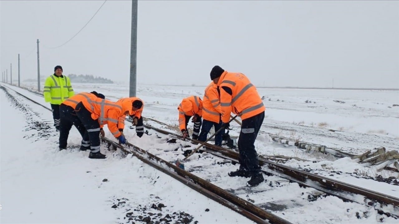 Demir yollarında yoğun kar mesaisi! Binlerce personel gece gündüz çalışıyor