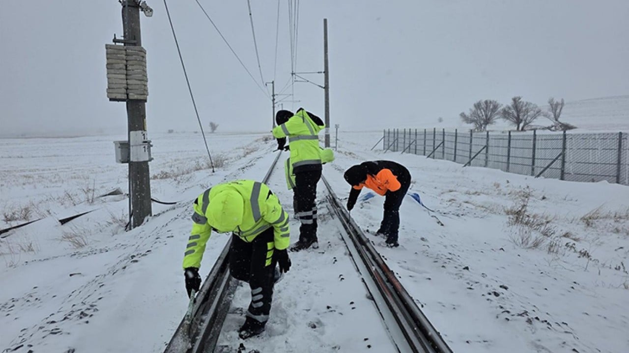 Foto - Demir yollarında yoğun kar mesaisi! Binlerce personel gece gündüz çalışıyor
