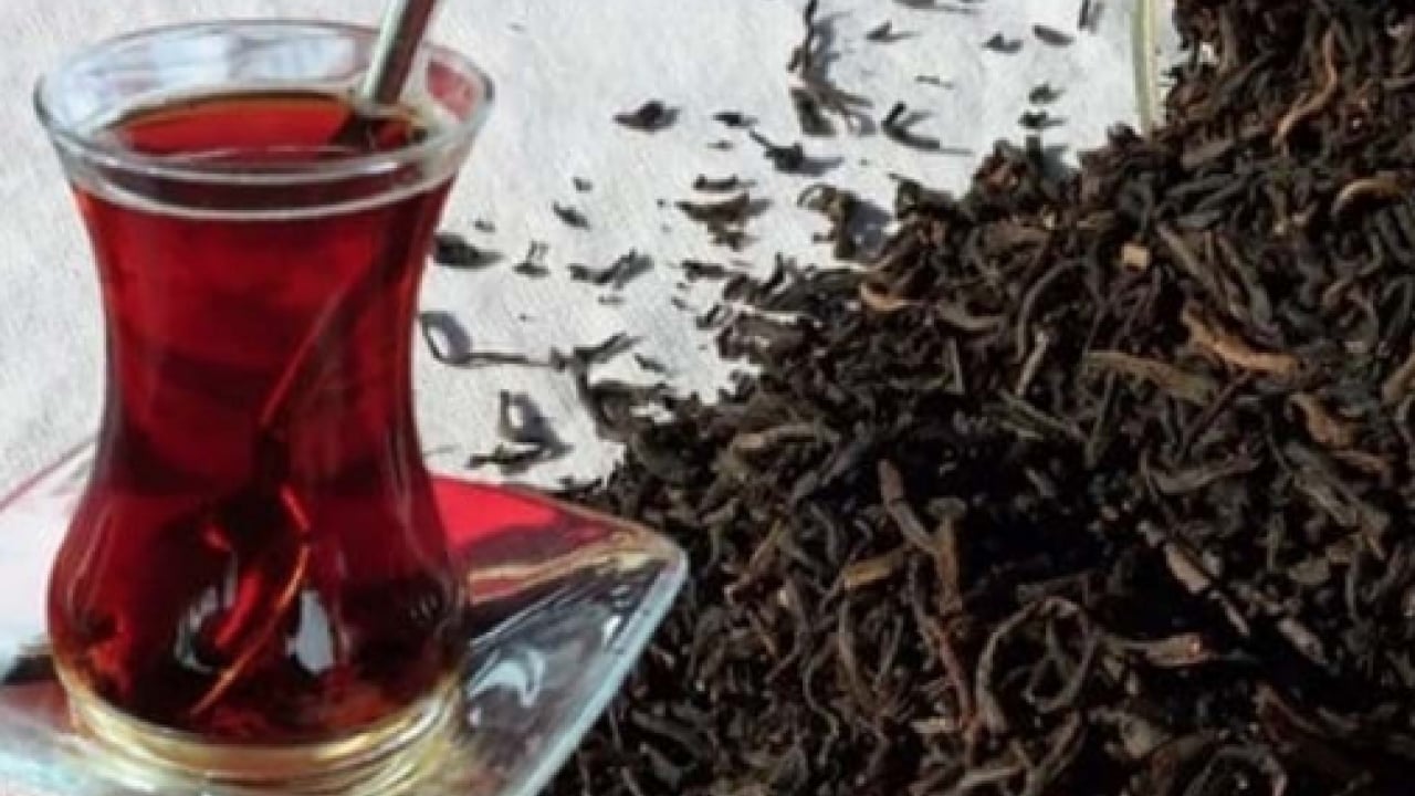 Foto - Demlenmiş çayı çöpe dökmeyin! Meğer o sorunu çözüyormuş: Bu uyarıya kulak verilmeli...