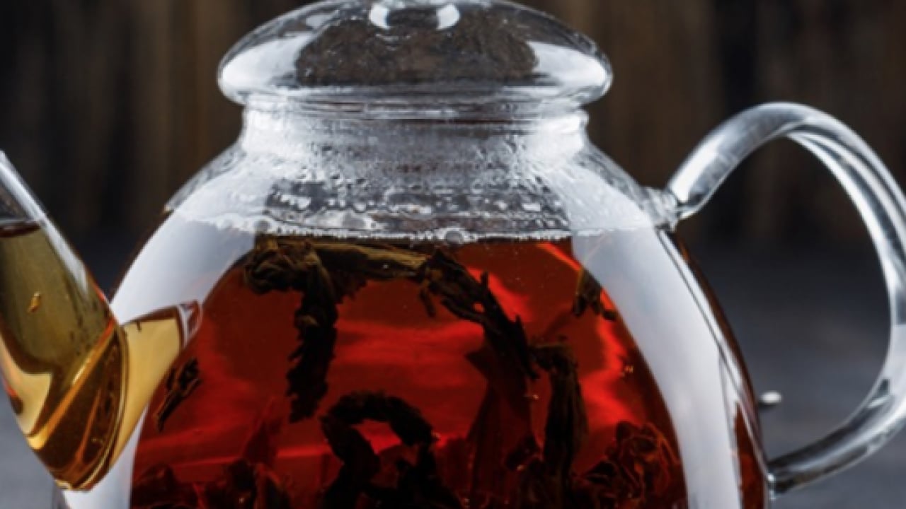 Foto - Demlenmiş çayı çöpe dökmeyin! Meğer o sorunu çözüyormuş: Bu uyarıya kulak verilmeli...
