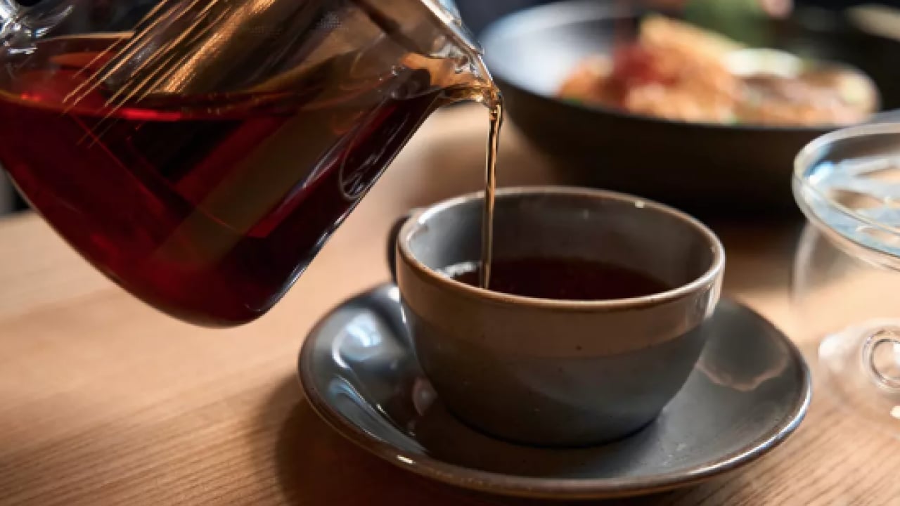 Foto - Demlenmiş çayı çöpe dökmeyin! Meğer o sorunu çözüyormuş: Bu uyarıya kulak verilmeli...