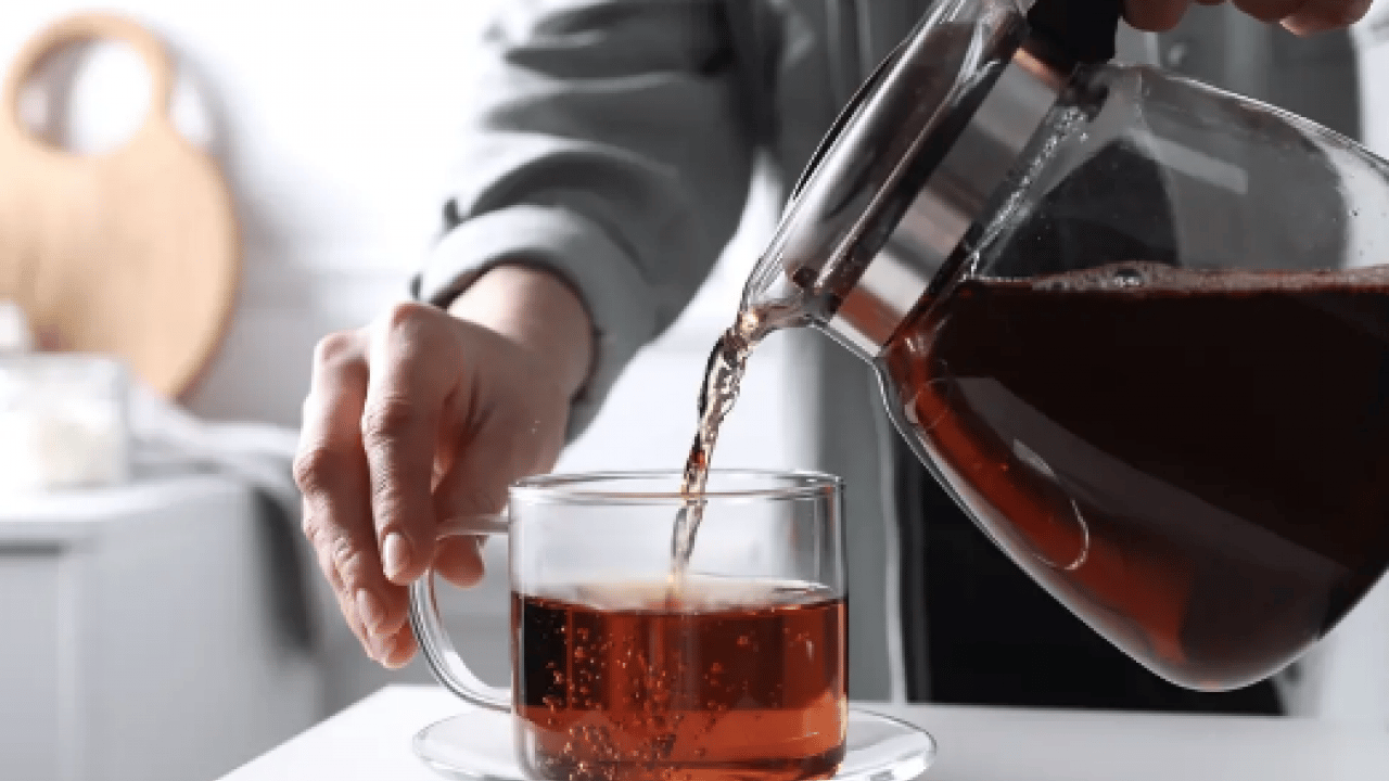 Foto - Demlenmiş çayı çöpe dökmeyin! Meğer o sorunu çözüyormuş: Bu uyarıya kulak verilmeli...