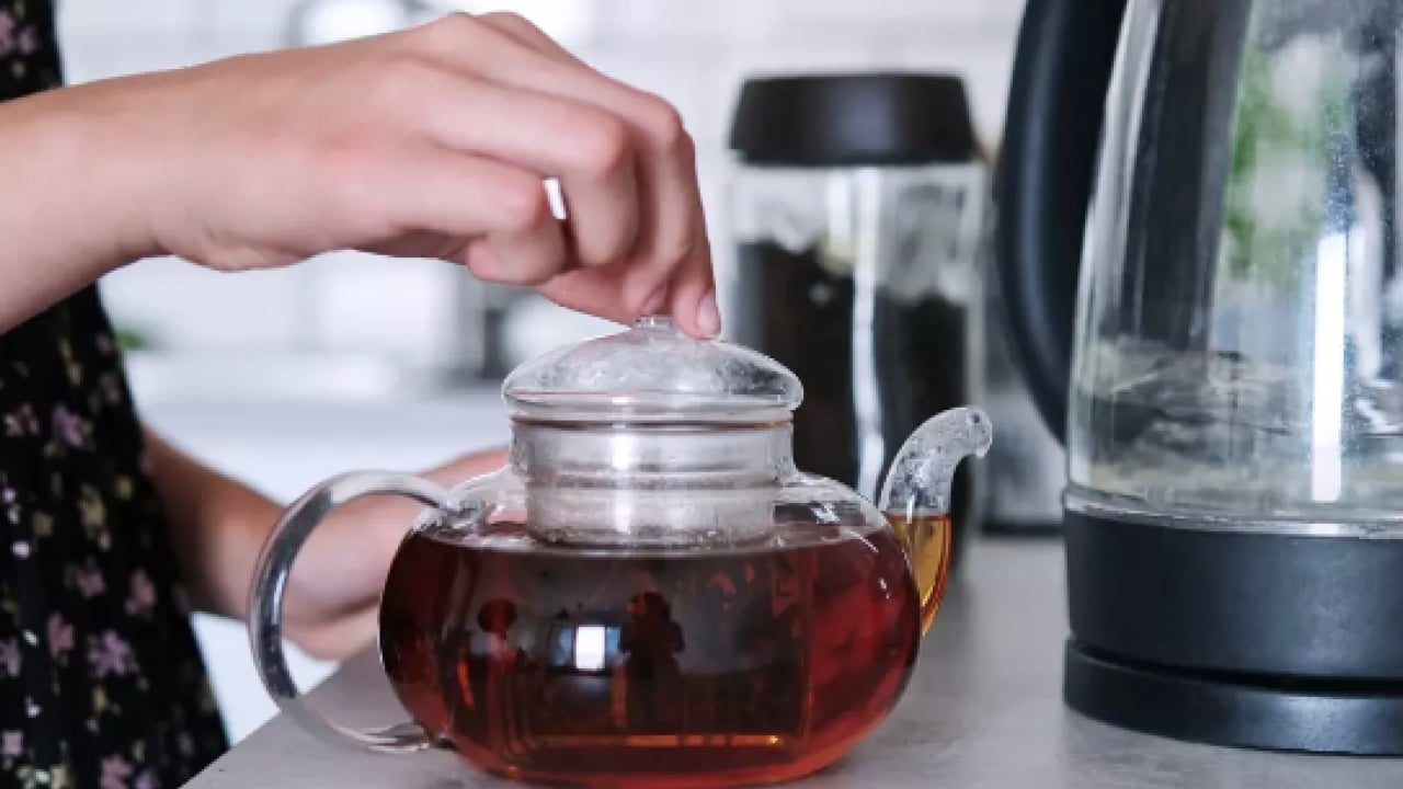 Foto - Demlenmiş çayı çöpe dökmeyin! Meğer o sorunu çözüyormuş: Bu uyarıya kulak verilmeli...