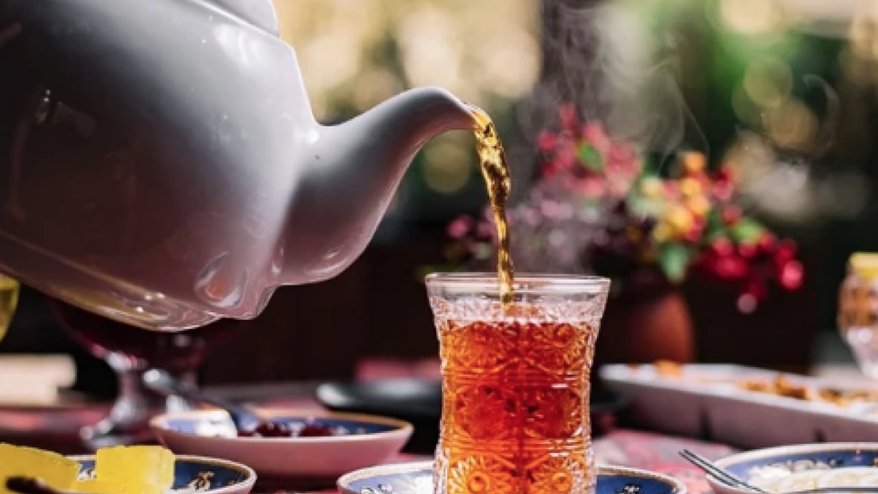 Foto - Demlenmiş çayı çöpe dökmeyin! Meğer o sorunu çözüyormuş: Bu uyarıya kulak verilmeli...