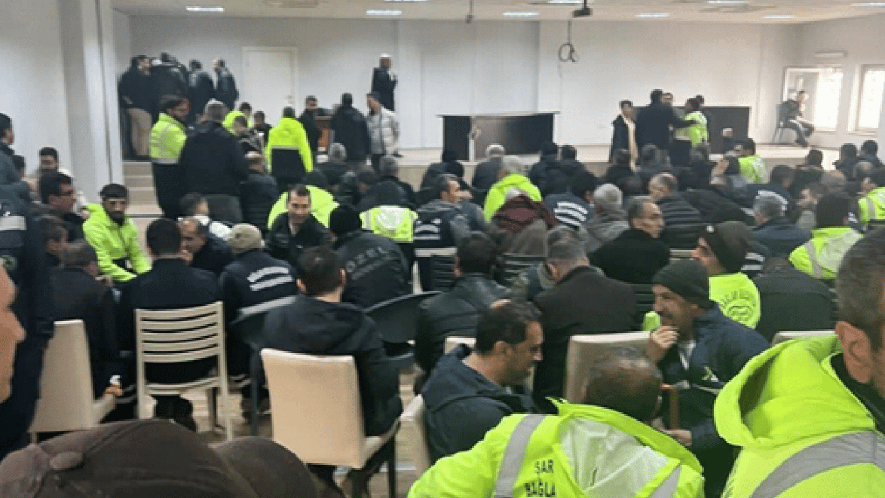 Foto - DEM'li Belediyede paralarını alamayan emekçiler kazan kaldırdı!