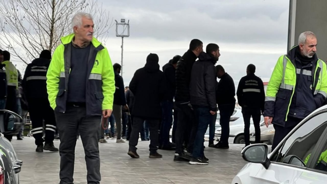 Foto - DEM'li Belediyede paralarını alamayan emekçiler kazan kaldırdı!