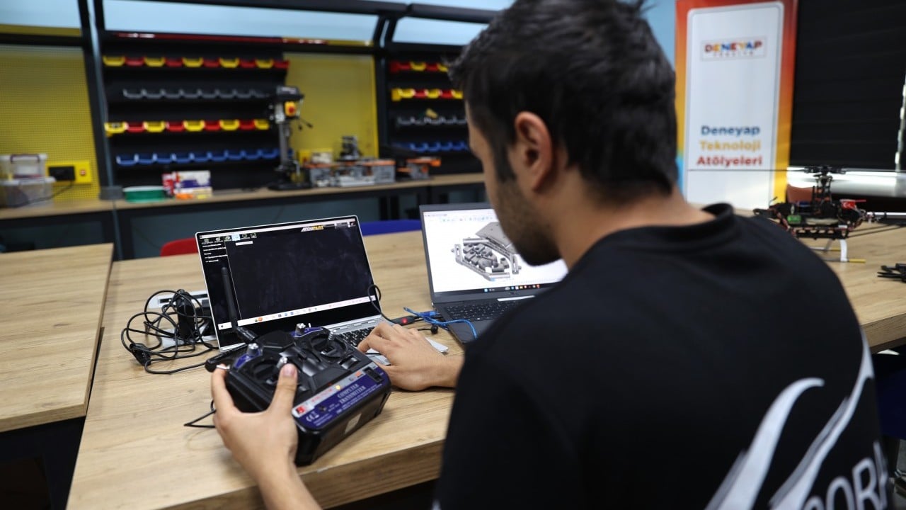 Foto - DENEYAP Teknoloji Atölyeleri'nde Selçuk Bayraktarlar yetişiyor! Üniversite öğrencisi İHA tasarladı