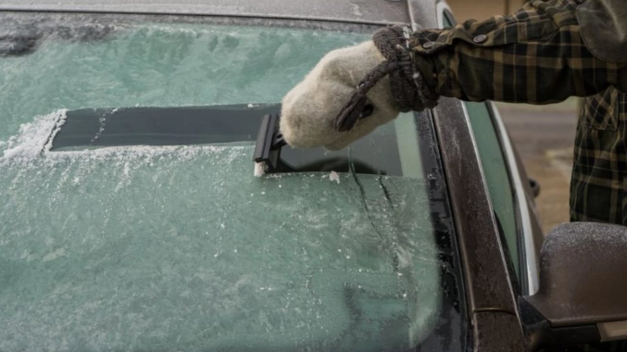 Foto - Deneyince farkını göreceksiniz! Araba camlarının buz tutmasını sağlayan yöntem