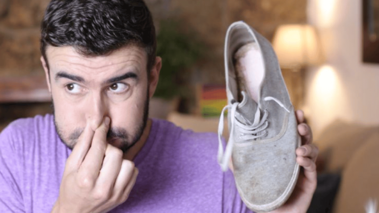 Deneyince farkını göreceksiniz! Ayak kokusunu gideren doğal yollar açıklandı