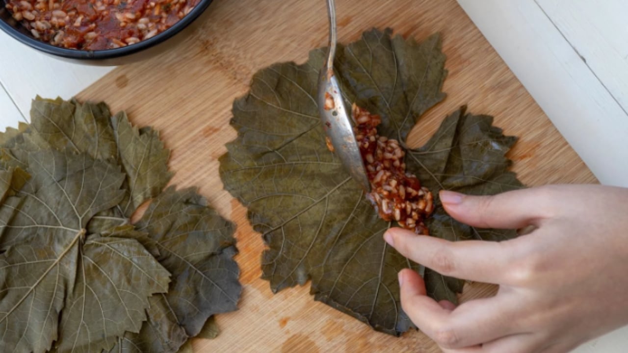 Foto - Deneyince farkını göreceksiniz! Dağılmayan yaprak sarma yapmanın doğal yolu