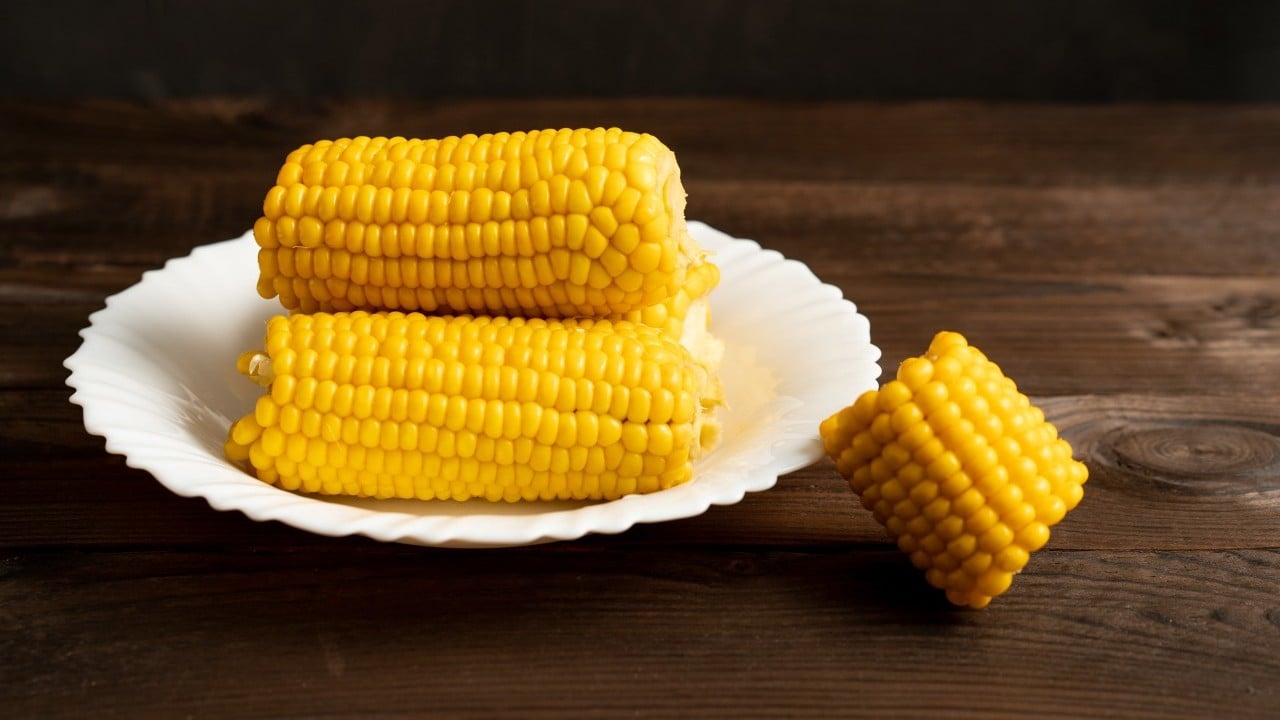 Deneyince farkını göreceksiniz! Haşlanmış mısırı lokum gibi yumuşak yapmanın sırrı