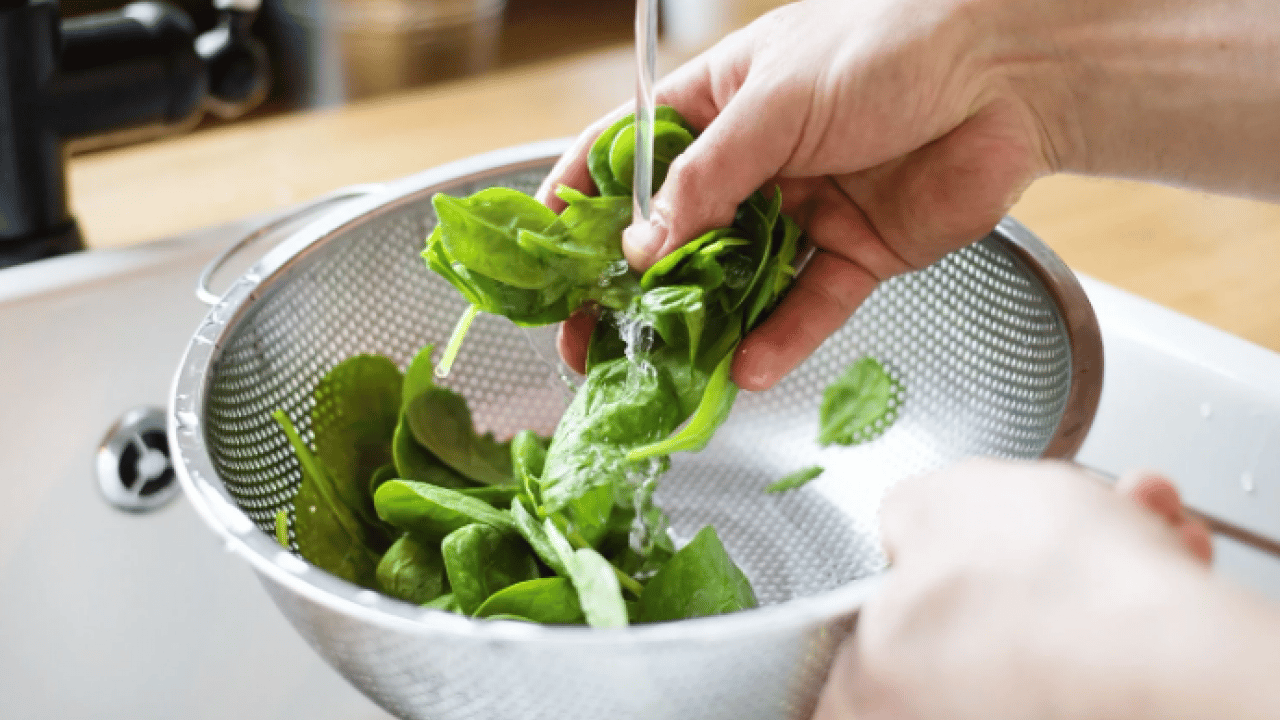 Foto - Deneyince farkını göreceksiniz! Ispanakları üzerinde kir kalmadan yıkamanın yolları