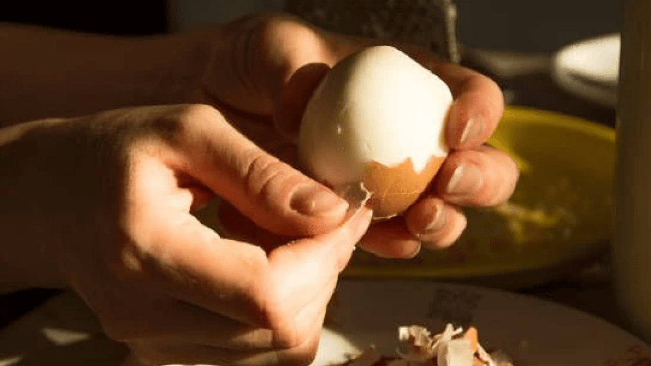 Foto - Deneyince farkını göreceksiniz! İşte haşlanmış yumurtayı soymanın basit yolu