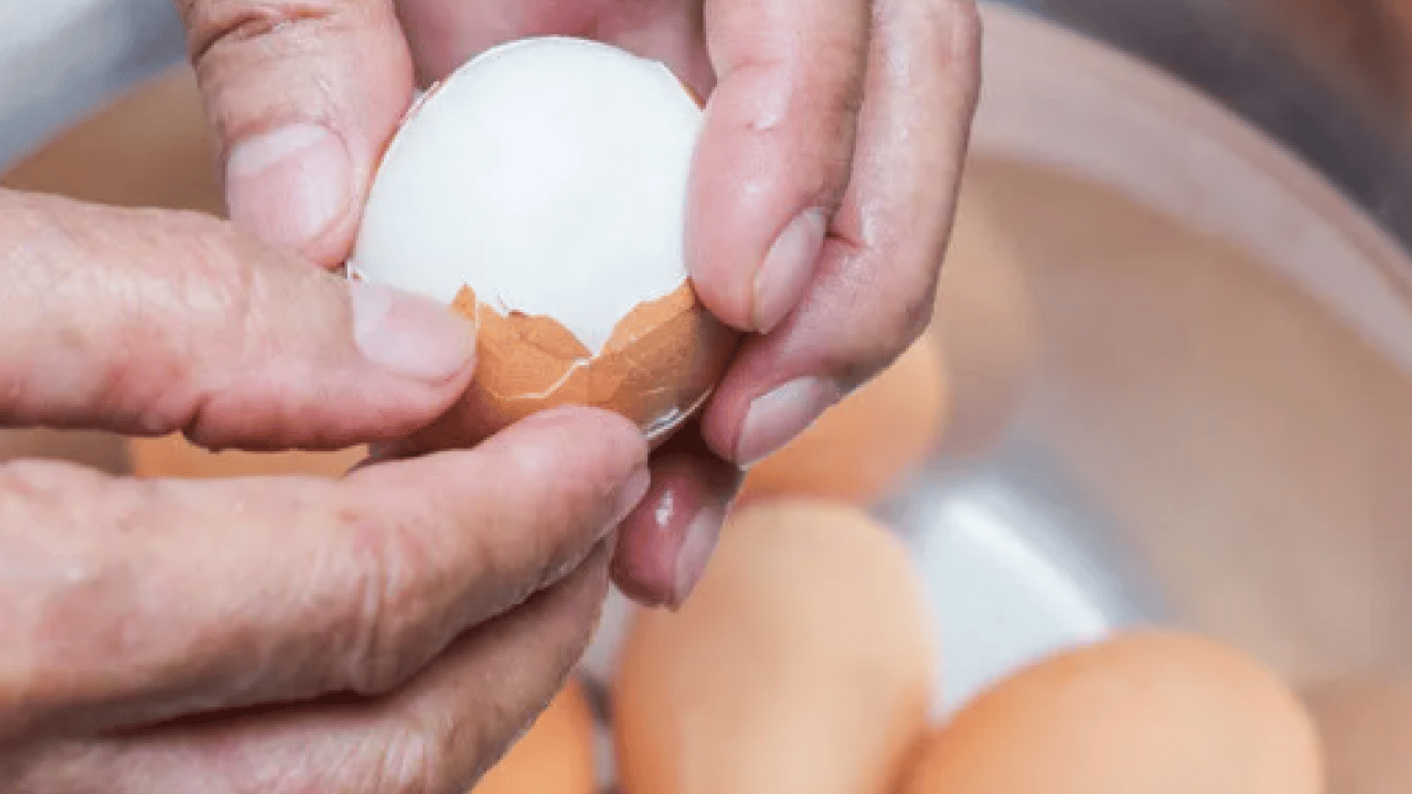 Deneyince farkını göreceksiniz! İşte haşlanmış yumurtayı soymanın basit yolu