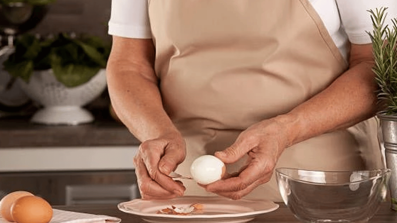 Foto - Deneyince farkını göreceksiniz! İşte haşlanmış yumurtayı soymanın basit yolu